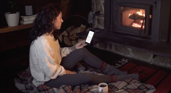 KindleShop Paperwhite 4 - 2018 ebogslæser eBook reader hyggelig læsning ved pejsen